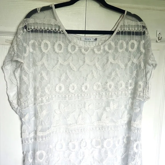 Ricki's Sheer Blouse Etched pattern throughout - Size  XXL - Picture 3 of 8